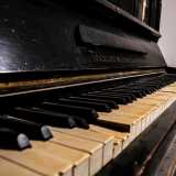 ...e vecchi pianoforti dai tasti rotti e ingialliti
